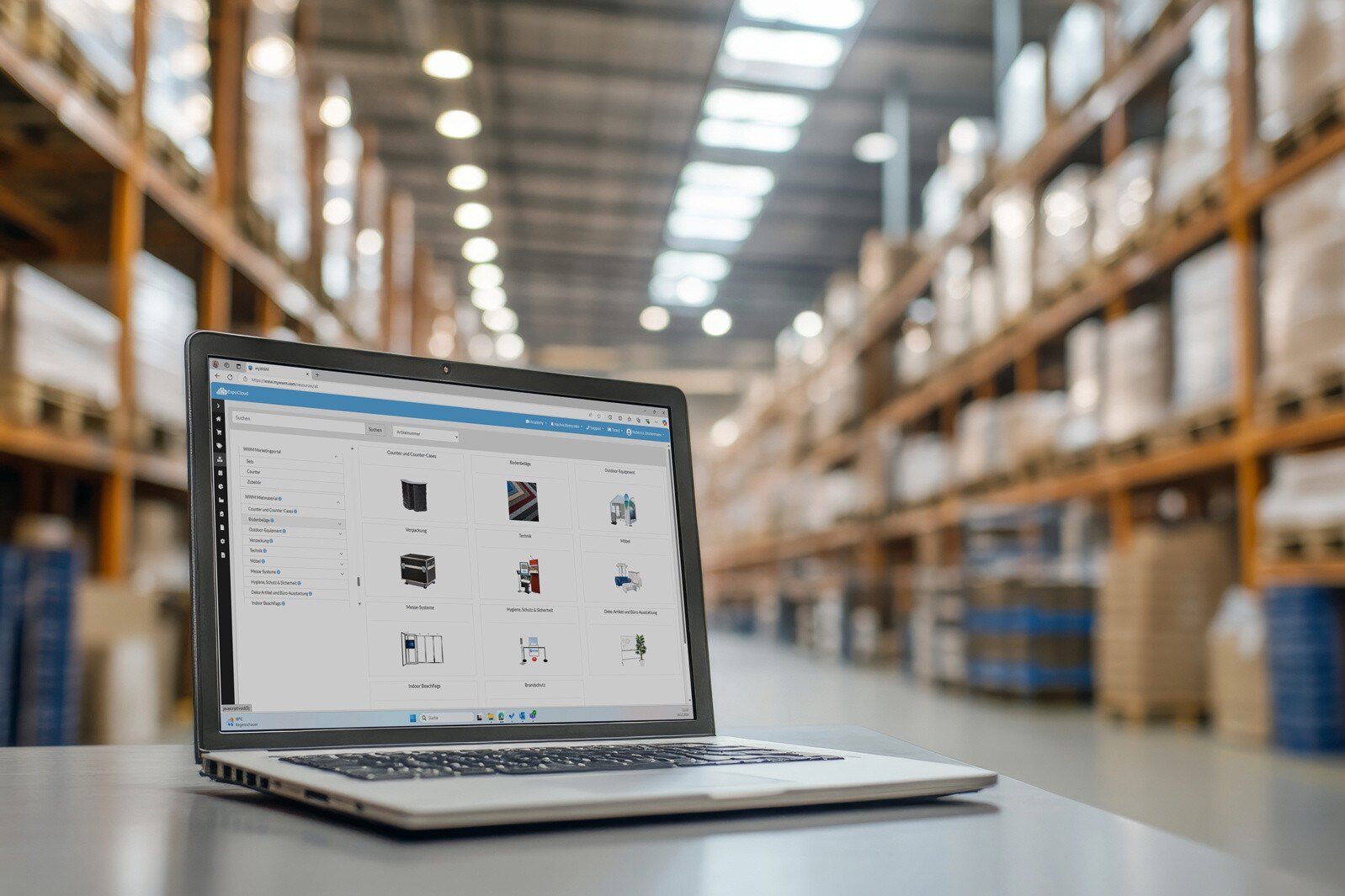 ExpoCloud Webshop auf Laptop mit Lager im Hintergrund