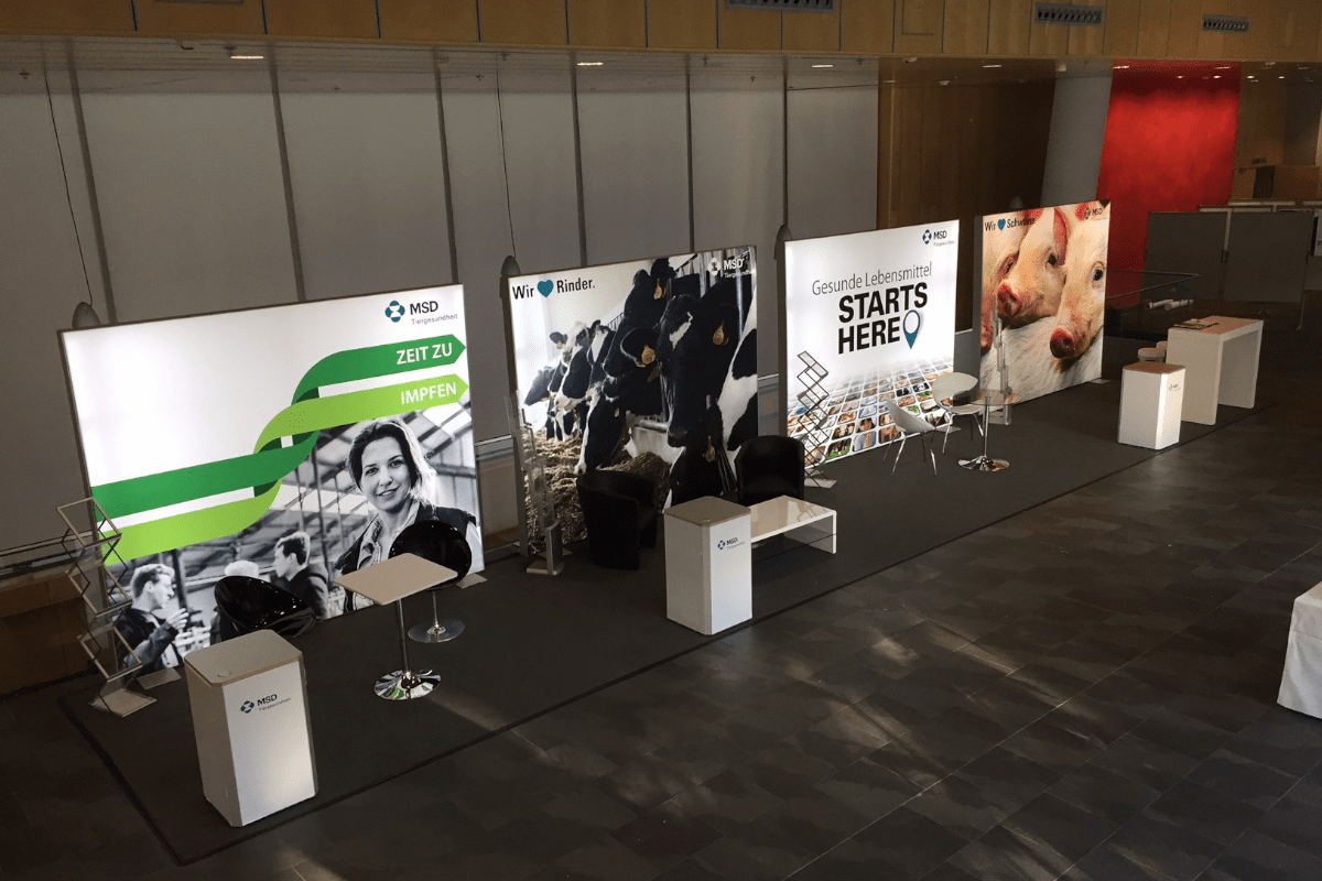 Ein großer Messestand für ein biopharmazeutisches Unternehmen