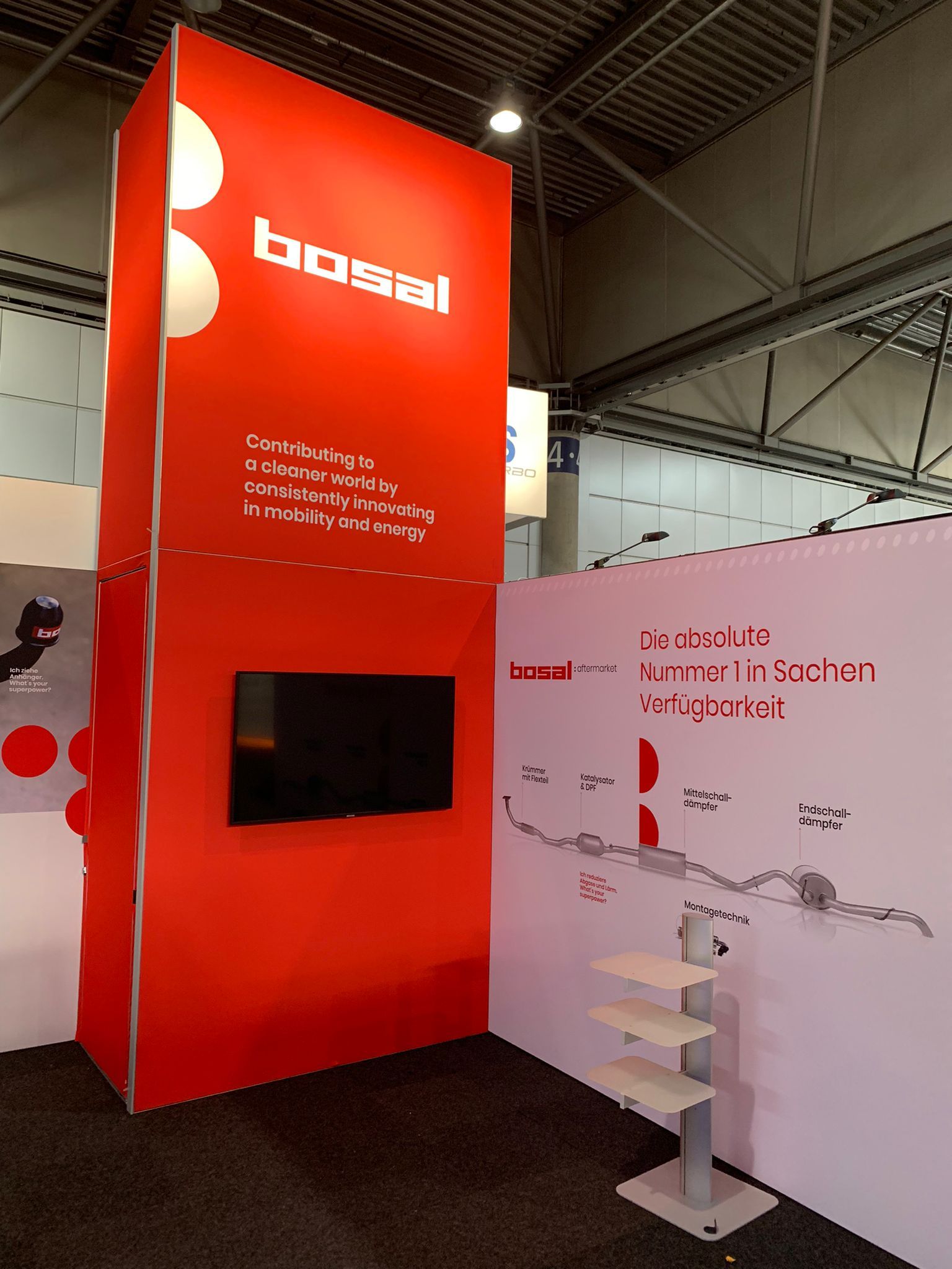 Roter Turm des modularen Messestands von Bosal mit integriertem Bildschirm